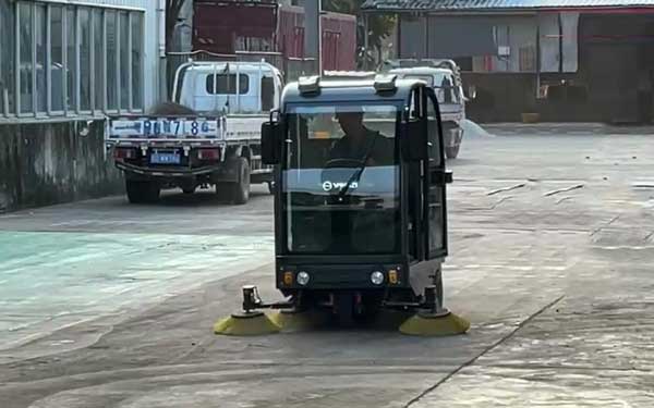 電動(dòng)掃地車 電動(dòng)掃地車