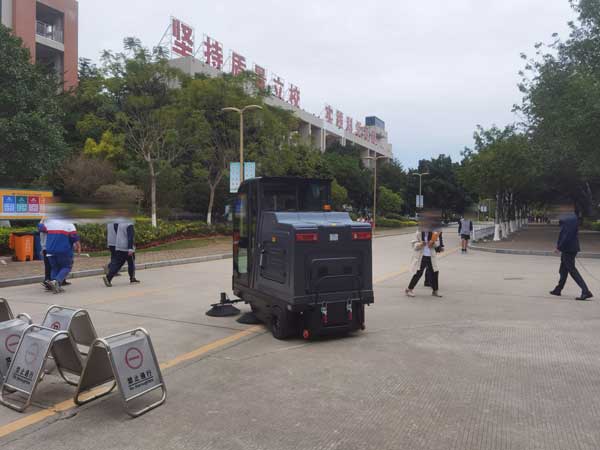 電動(dòng)掃地車(chē)簡(jiǎn)介(圖1) 電動(dòng)掃地車(chē)簡(jiǎn)介